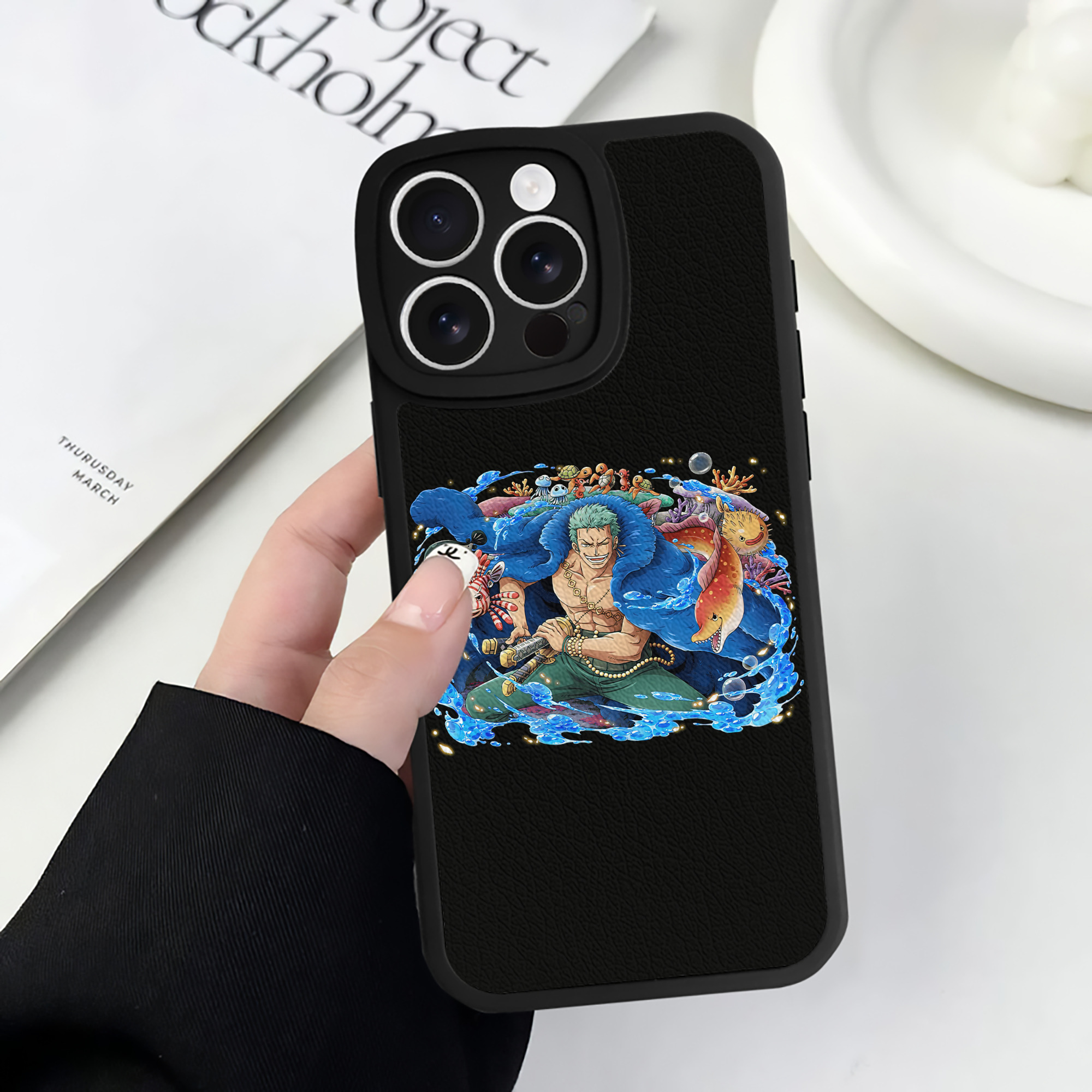 （画像用） ワンピース ロロノア・ゾロ ONE PIECE Roronoa Zoro 【iPhone 16シリーズ対応】シリコンスマホケース（レザー調） 材質：シリコン